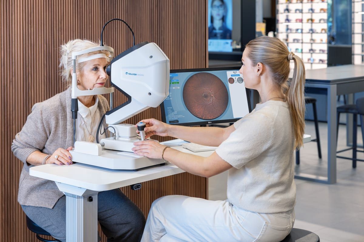Optikerin nimmt bei einer Kundin eine Netzhautaufnahme auf